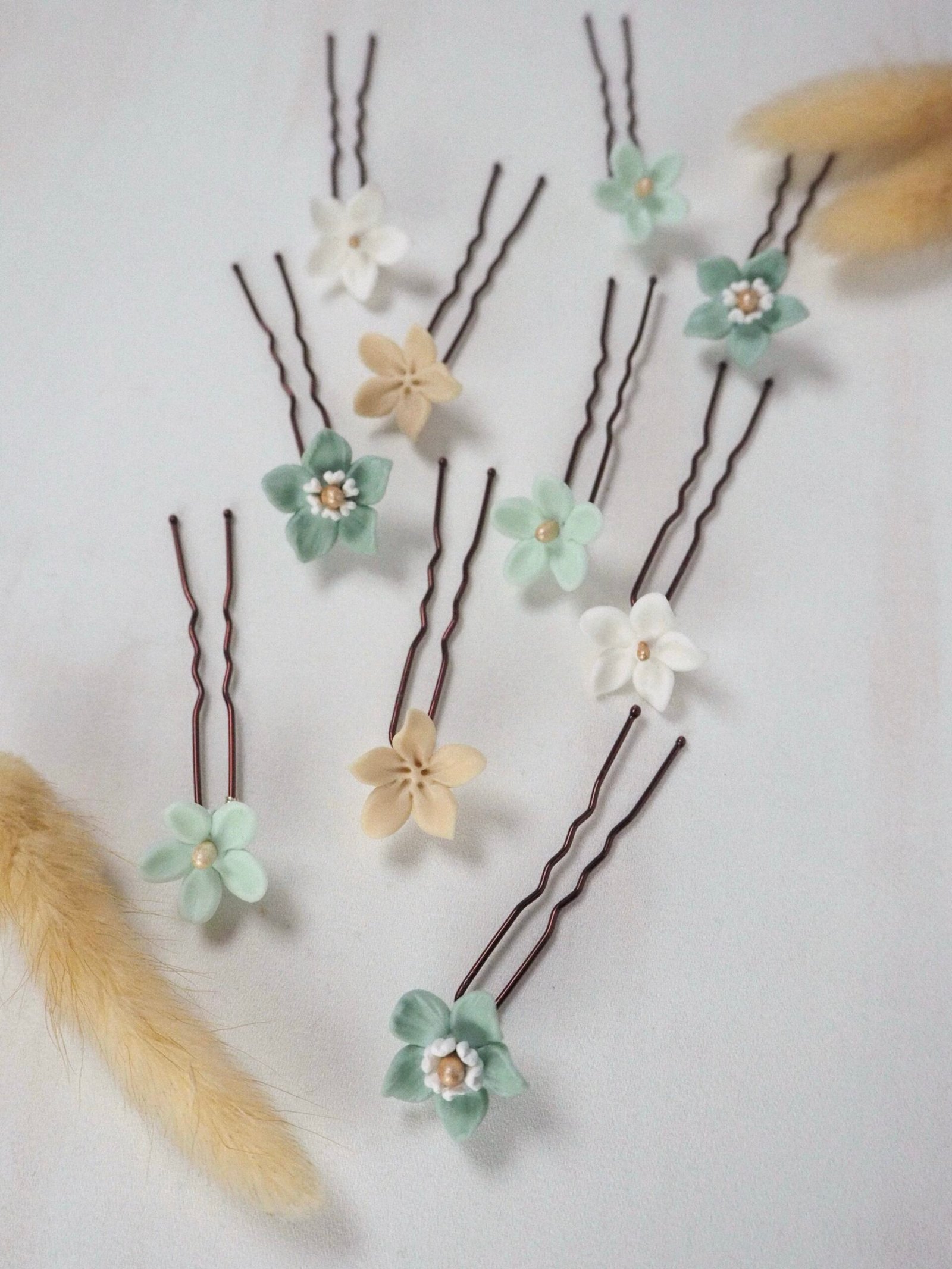 Pack de Horquillas Flores de Porcelana Verde Empolvado.