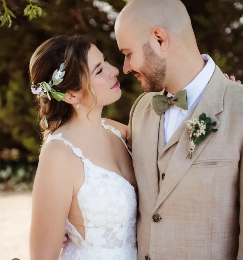 Tocados sencillos para bodas de dia flores blancas y hoja de olivo